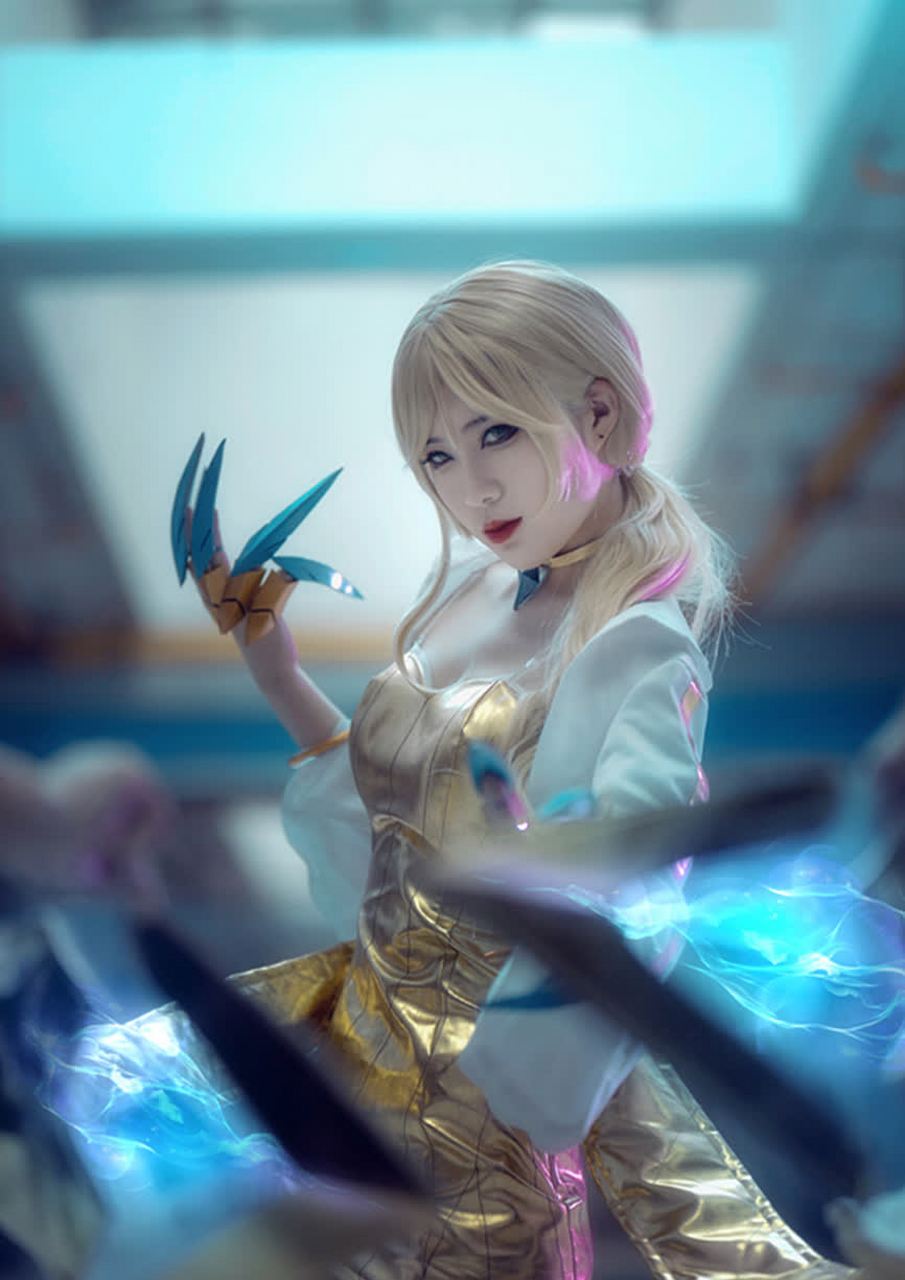 二元#《英雄联盟》女团kda的伊芙琳cos终极造型,金发暗夜天使,眼神