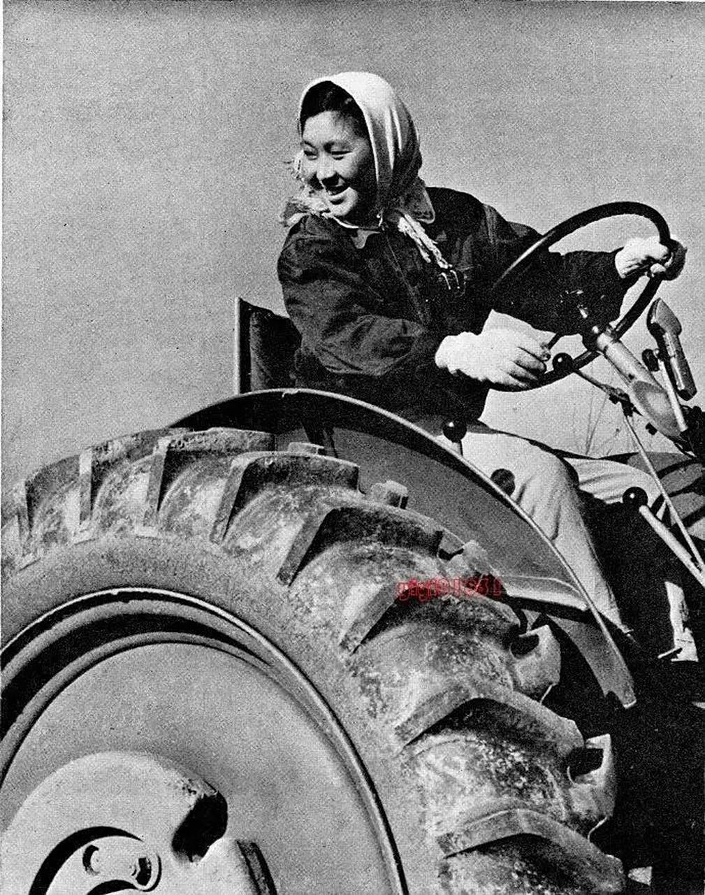 老照片:几十年前的女拖拉机驾驶员,英姿飒爽眼中都是对未来的展望.