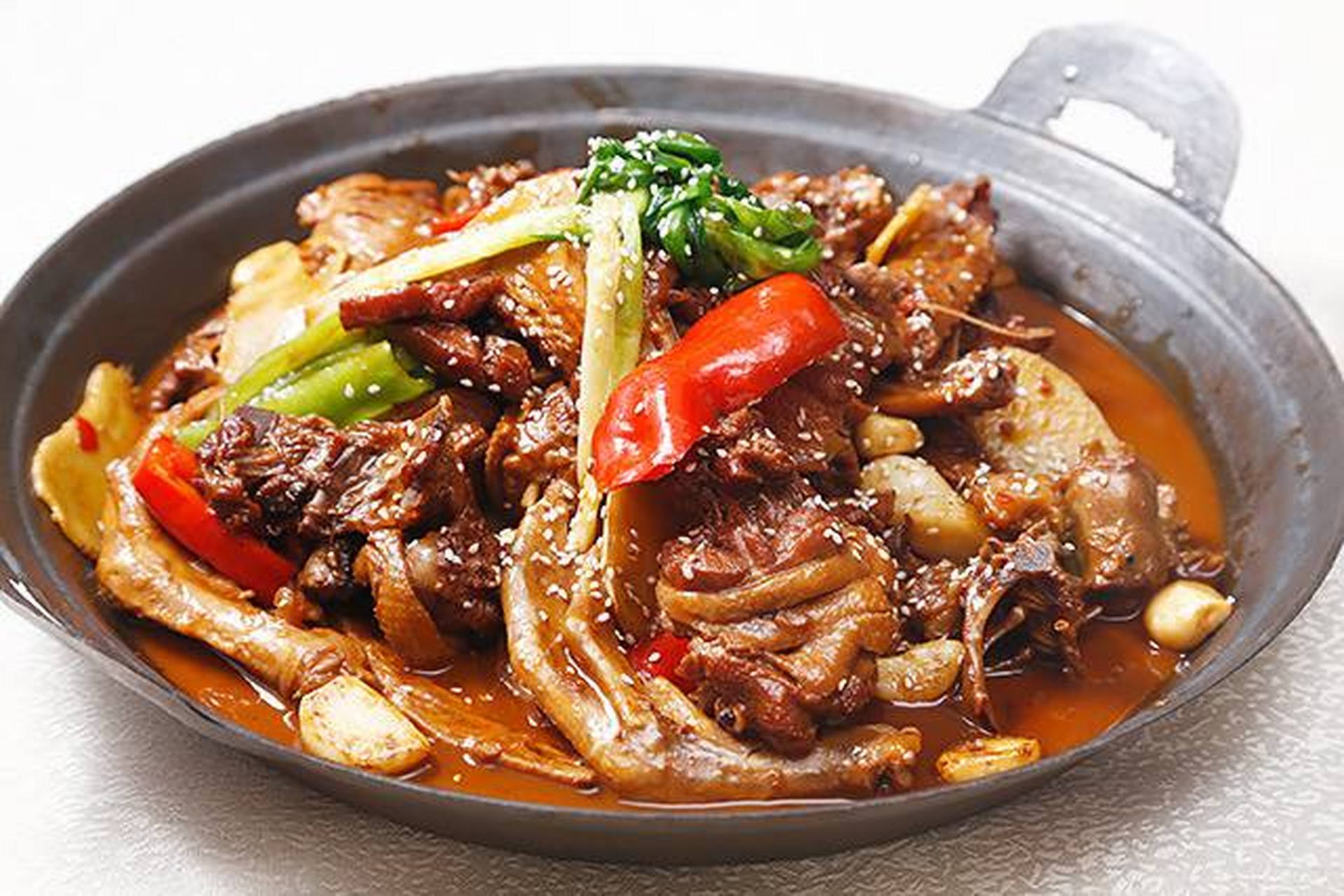 湘西美食大全:凉粉血粑鸭火锅,野猪肉火锅,油炸蜂蛹,油酥野鸡枞菌炖