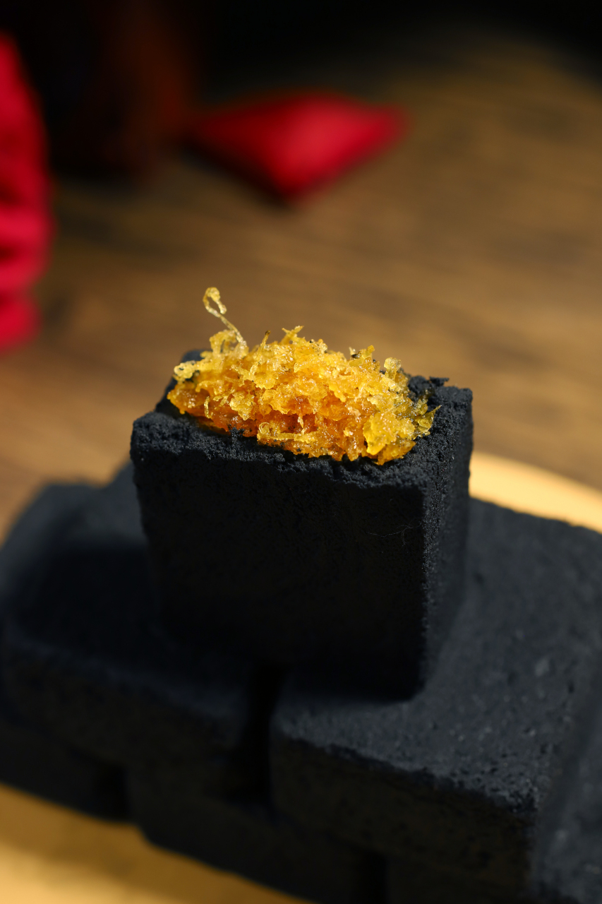 新鲜好吃的黑凤梨酥,是由我们台湾师傅精心研制,满满