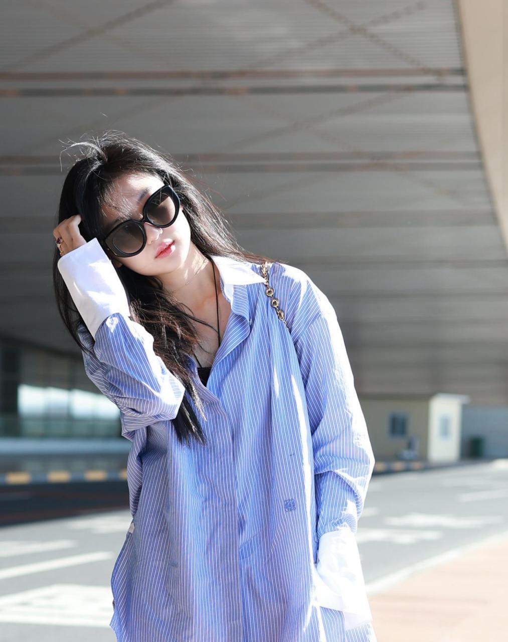 孙千机场街拍,蓝白条纹衬衫 红色运动长裤,纯纯女友风[比心]