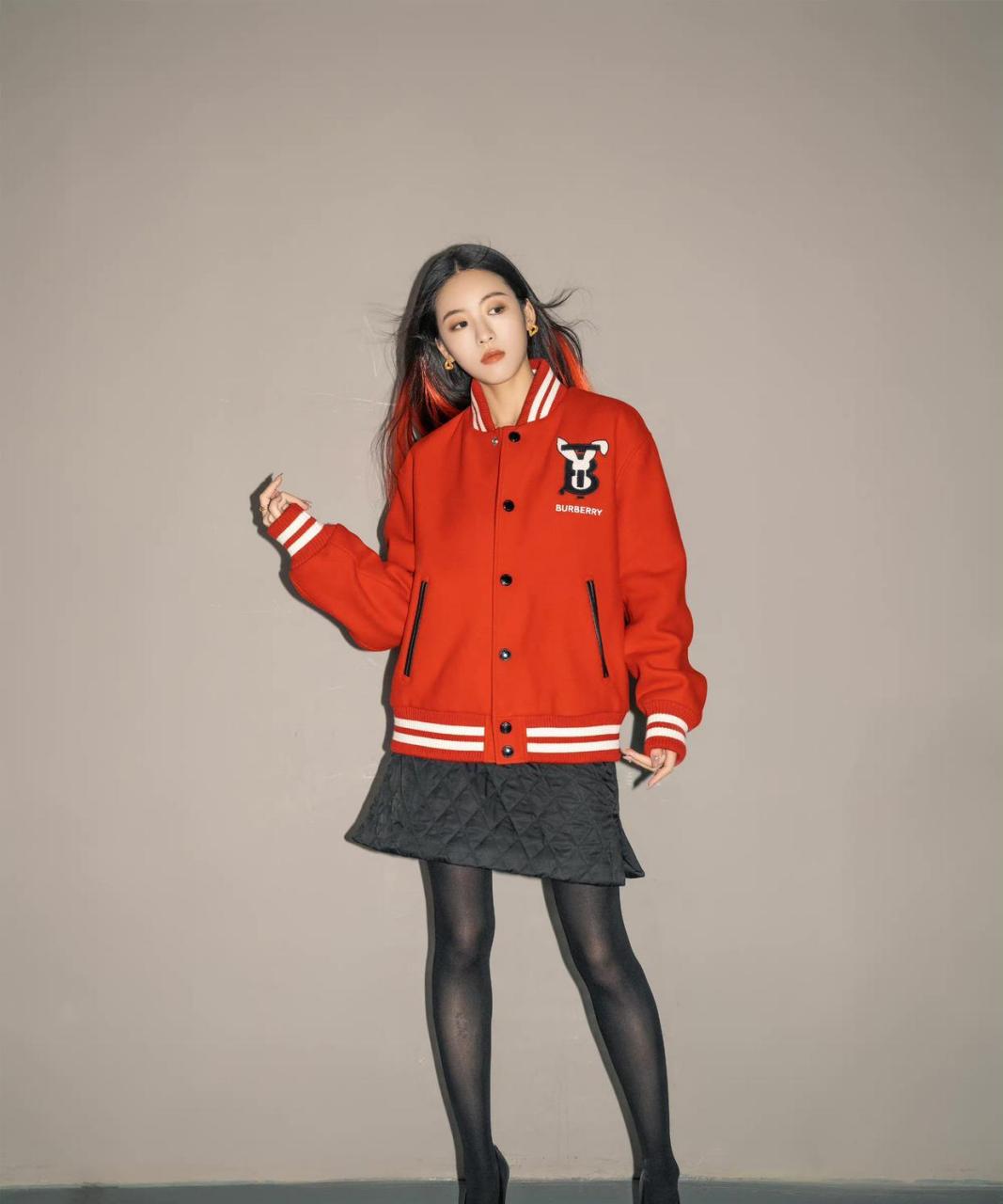 孙芮,运动套装配丝袜美腿,造型时尚百变十足时髦女郎 #中国版chatgpt