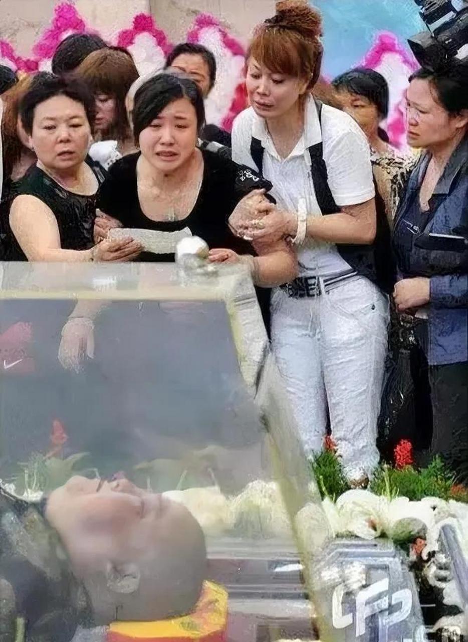 这是2008年,"川渝笑星"刘德一病逝后,留下的一张照片,镜头中他的妻子