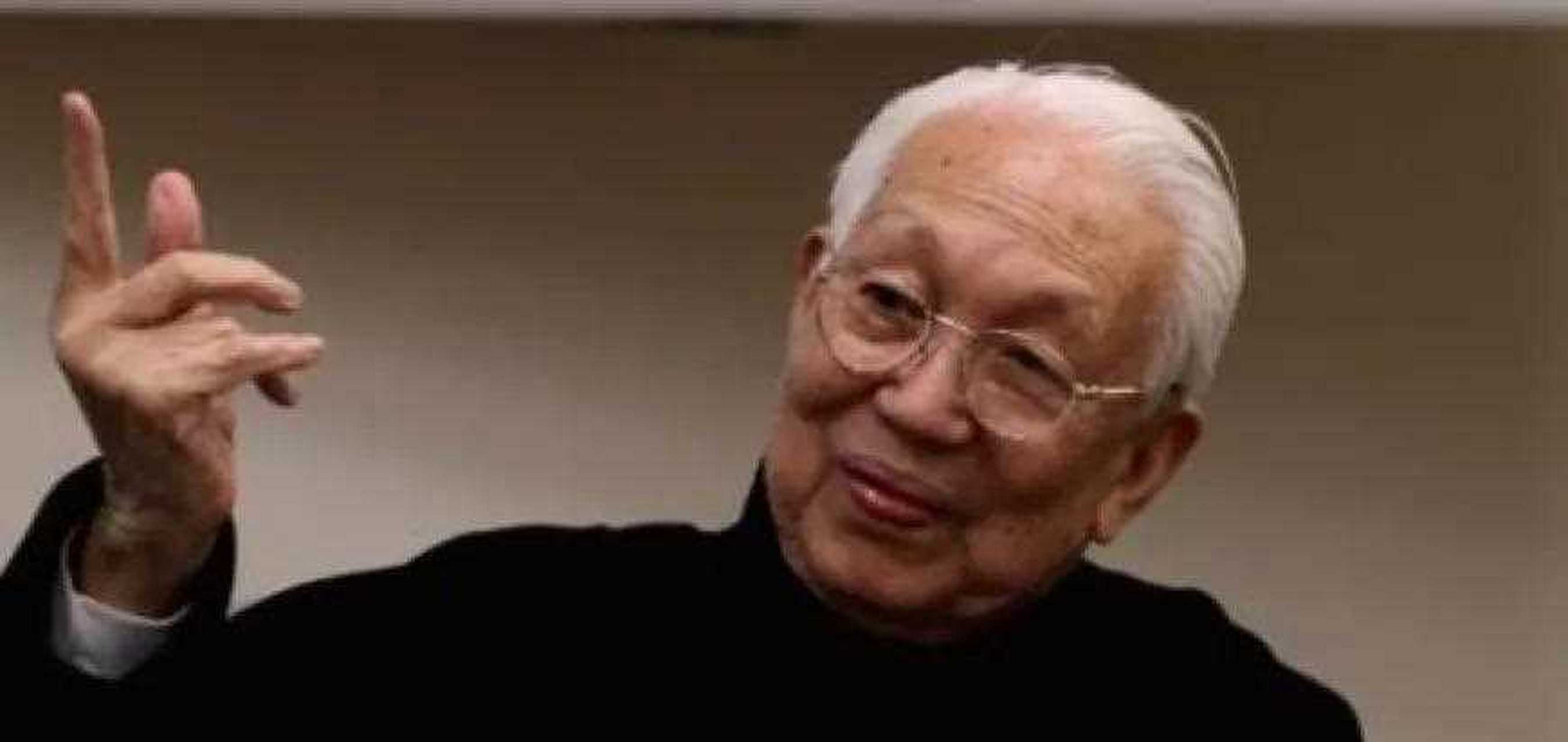 香港著名风水师蔡伯励(已故),曾经给李嘉诚看过风水,一句你的妻子死得