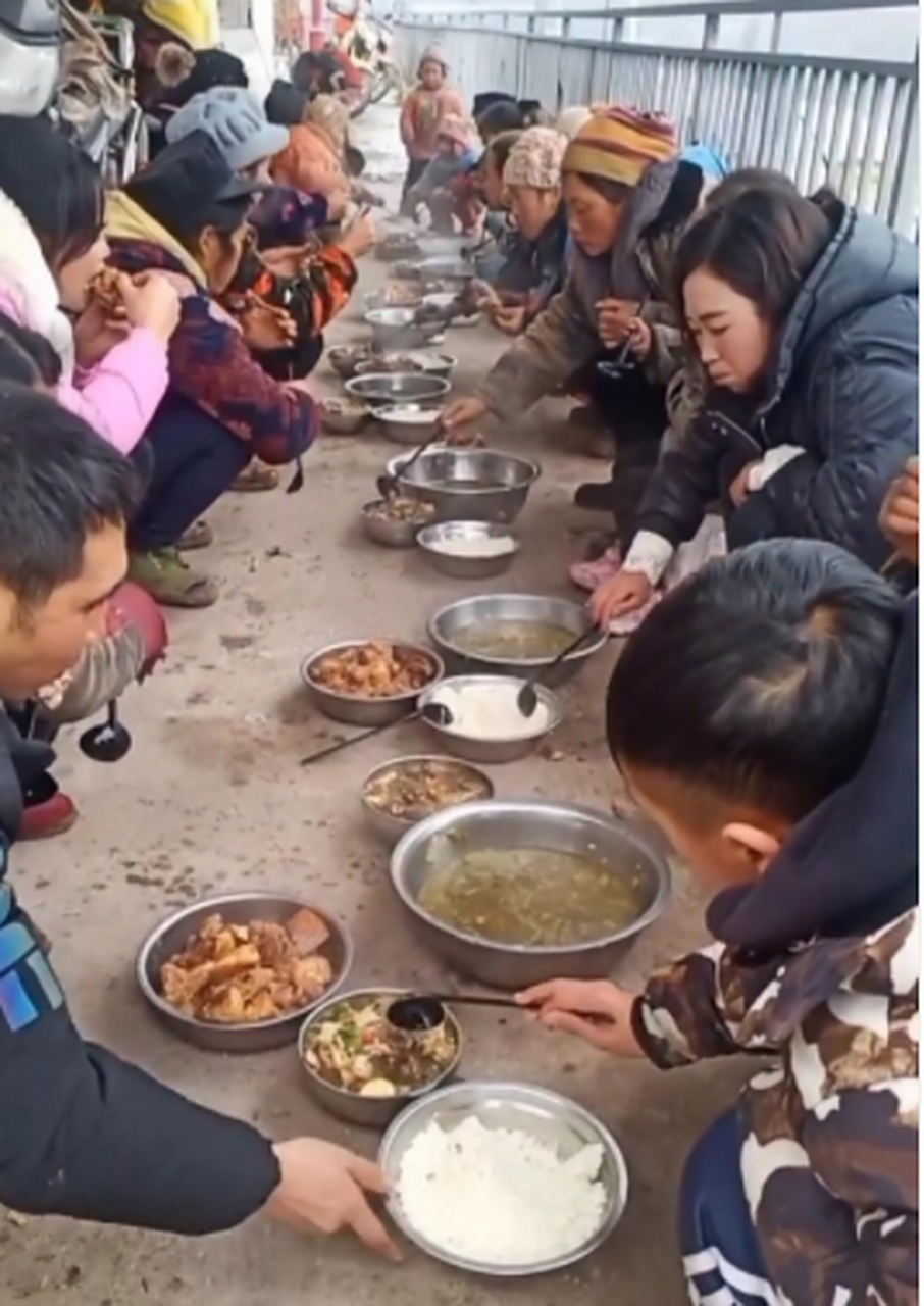 请问这样蹲着吃饭能吃舒服吗?