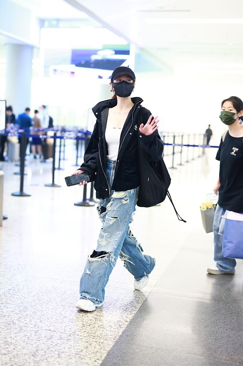 钟楚曦机场街拍,黑色运动外套搭配破洞牛仔裤,棒球帽随性时髦!