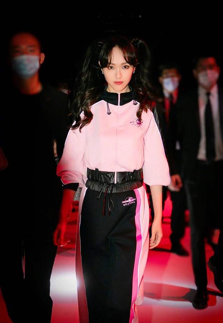 唐嫣撞脸郑爽?扎双马尾配运动装意外美成这样,真不像是刚生过娃