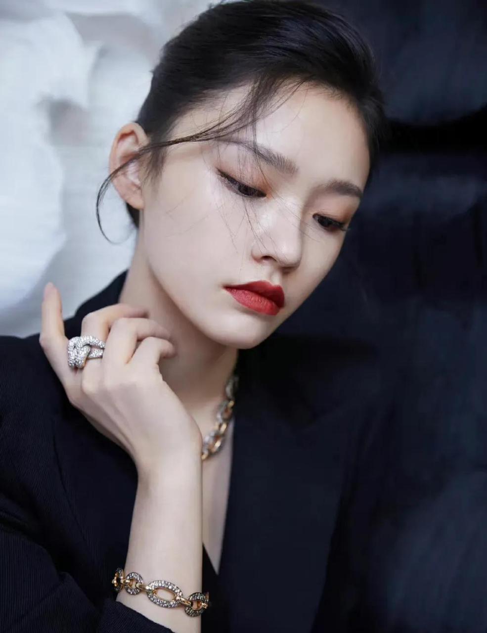 林允,西装红唇,霸道女总裁.