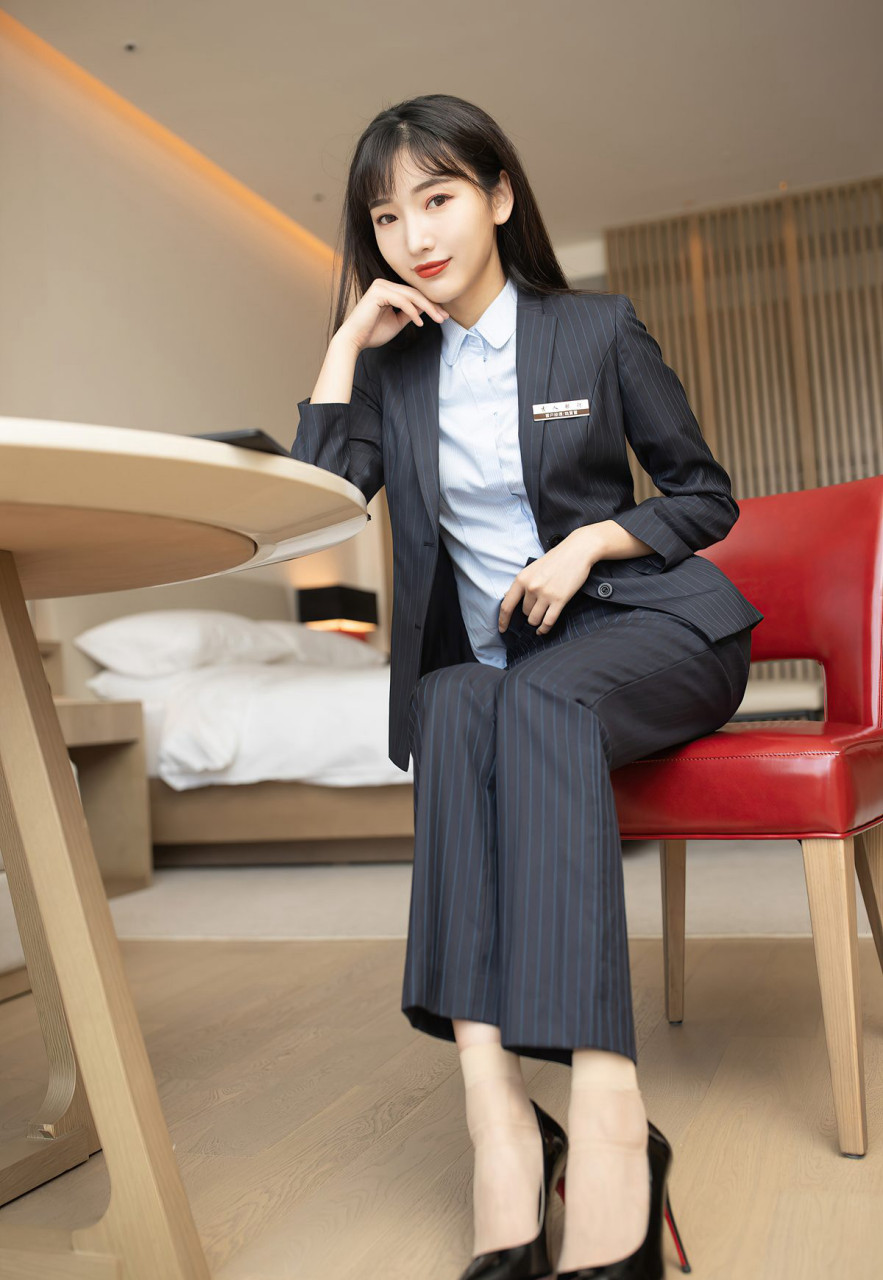 陆萱萱2023瘦瘦的妹子高清制服秘书私拍