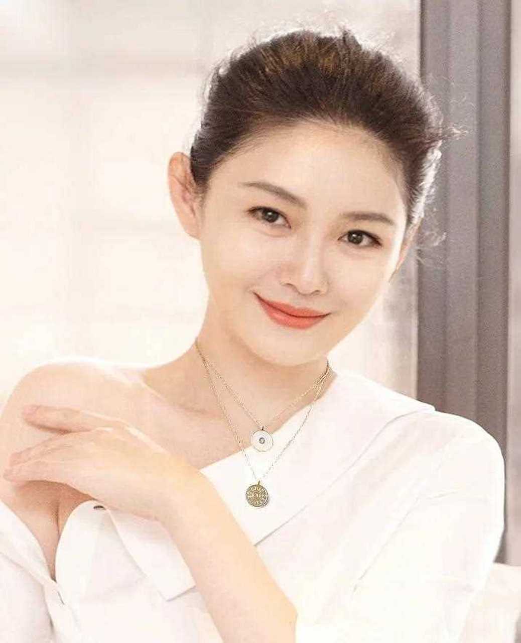 大s离婚后现身露面 感觉整个人瘦了很多 妆容精致气质笑起来依旧很美