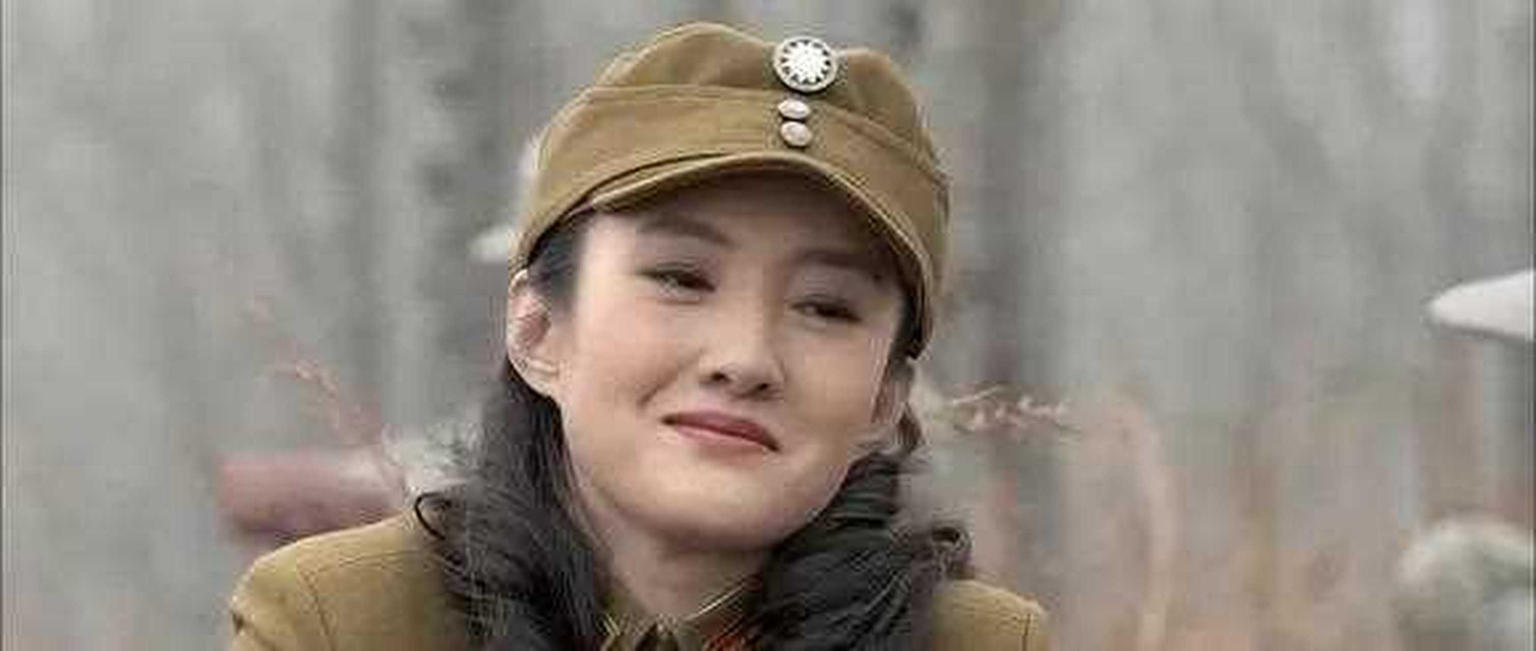 今天我们一起来看看,葛薇扮演衣珊,衣珊穿军装,看看漂亮不漂亮呢?