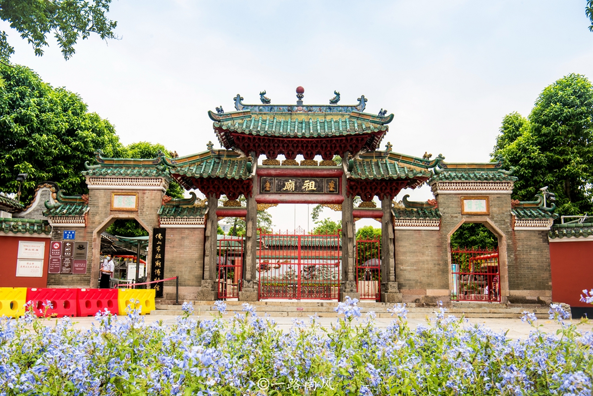 嬉行记#   在2023城市商业魅力排行榜中,成都又以100分排在新一线