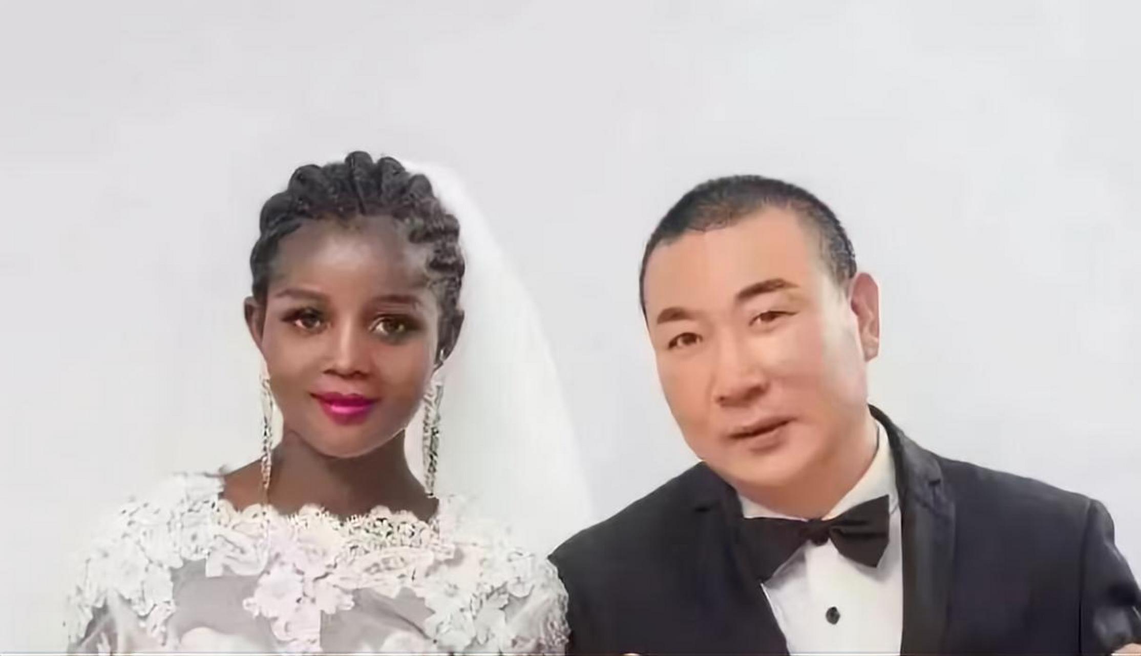 2014年,19岁非洲女子与48岁河南农民程小建的结婚照.