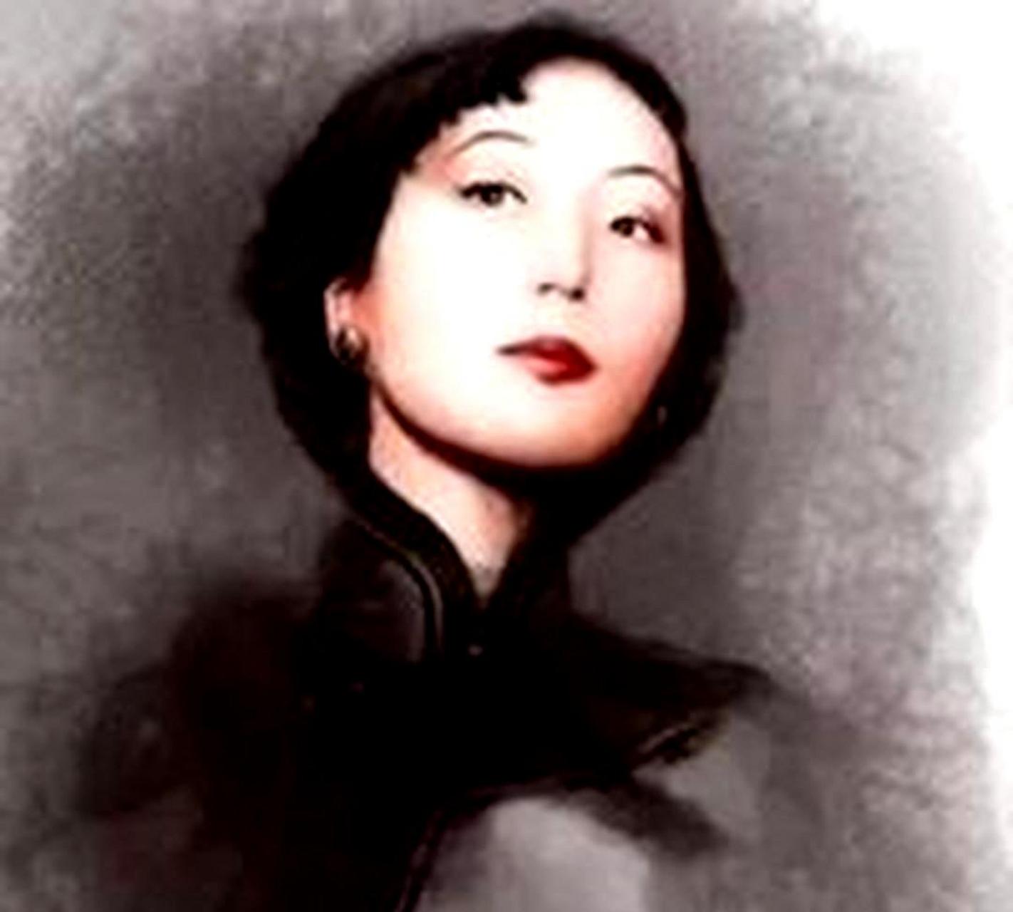 张爱玲的奶奶李菊藕,也是李鸿章的女儿,与张爱玲有着相似的面容.