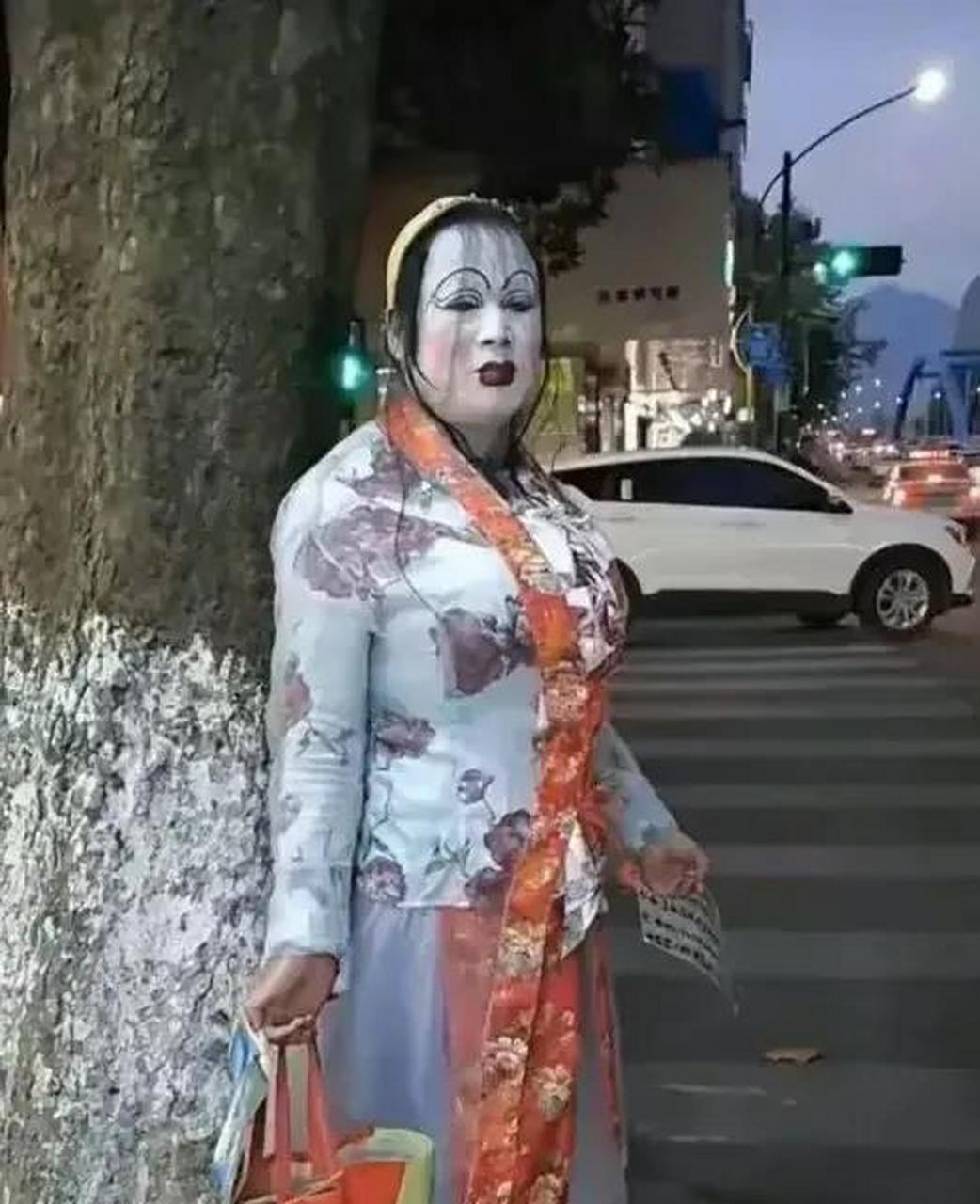 我说这位大妈,你到底是人还是鬼啊,你长的丑点不是你的错,但你不应该