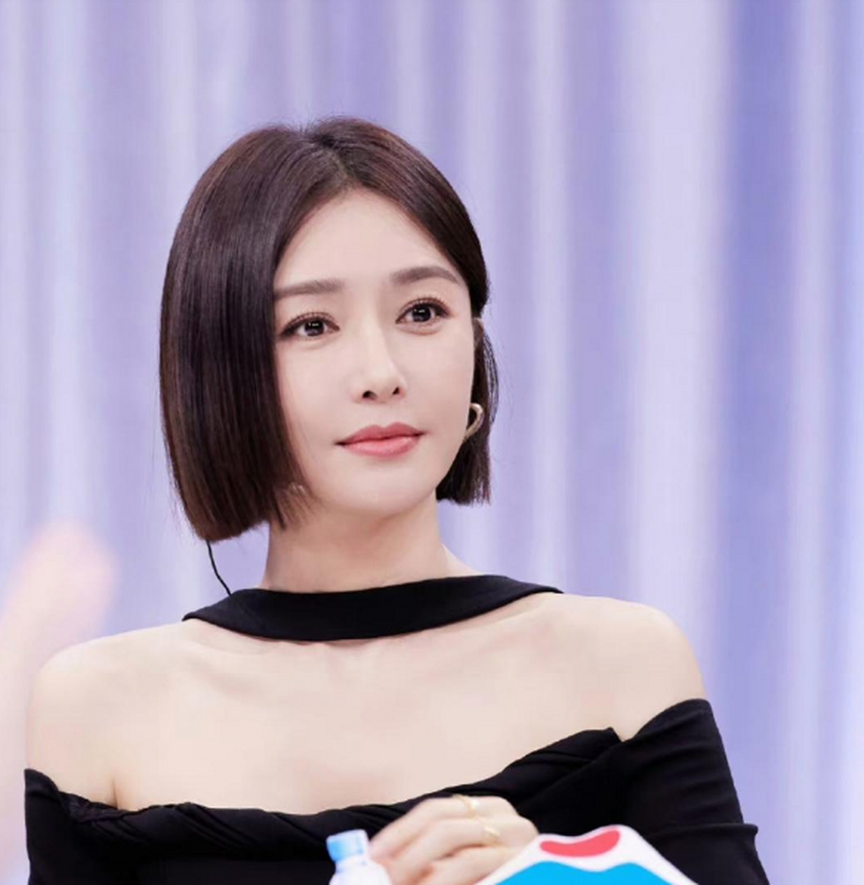 秦岚录综艺,恋爱中的状态特别好,现在的发型长短刚刚好,衬托得她脸很