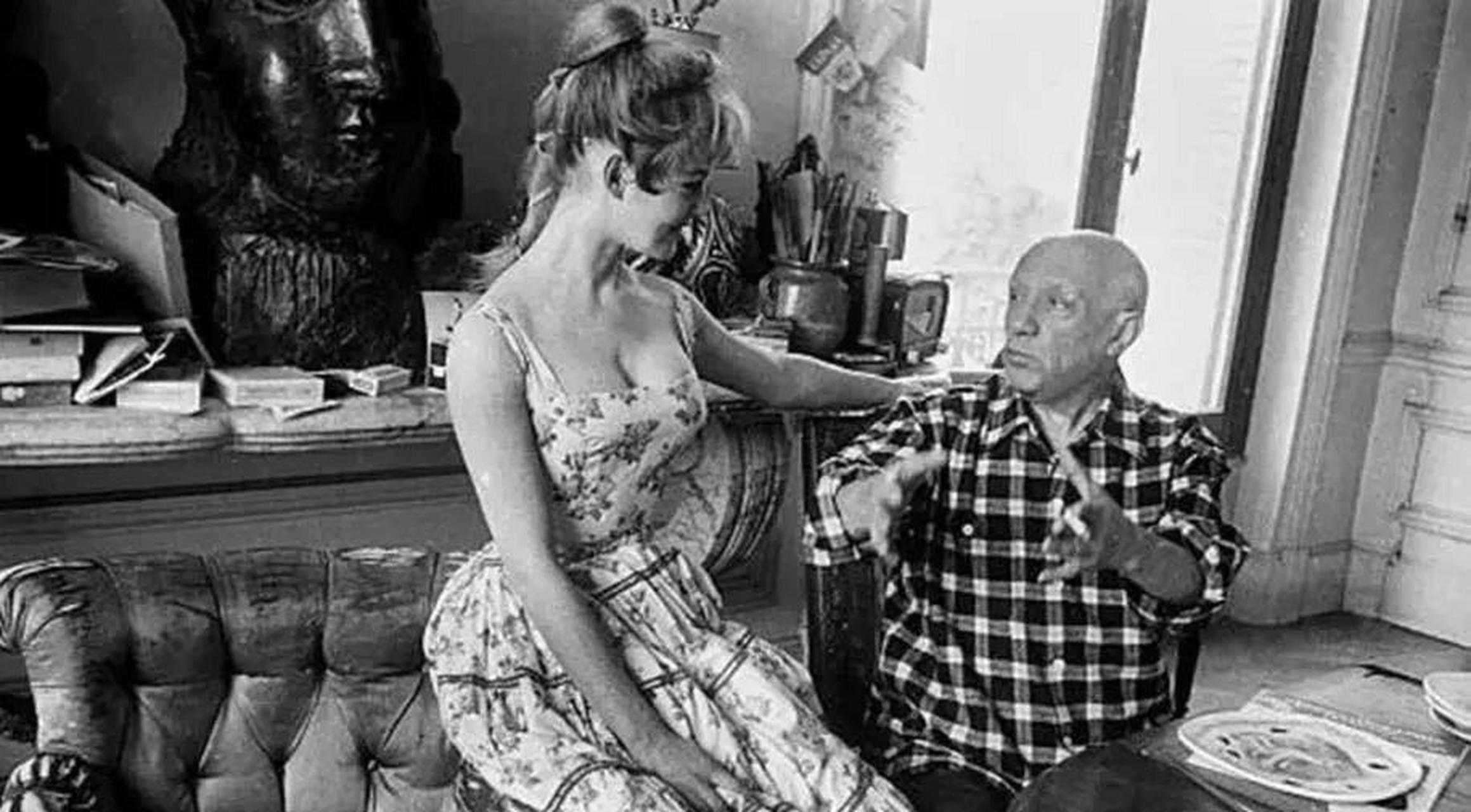 1956年,21岁的演员碧姬·芭铎去拜访74岁的画家毕加索.