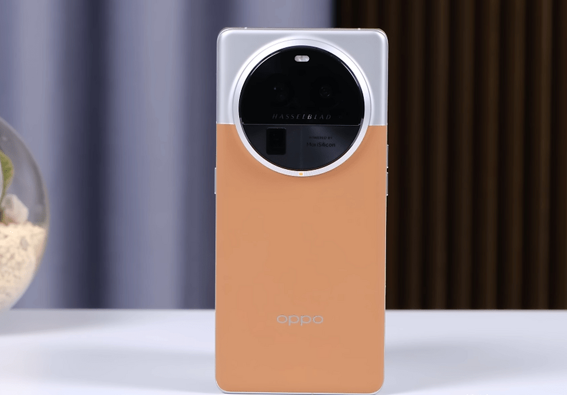 作为一款定位机皇级别的手机,oppofindx6pro还有wifi7,hyperboost全