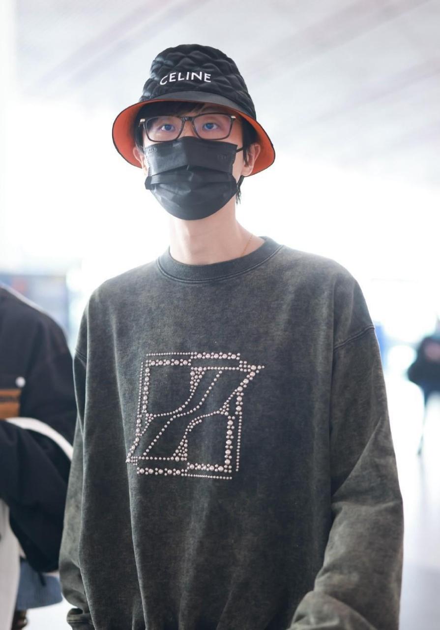 许嵩头戴渔夫帽搭做旧卫衣现身机场 慵懒时尚状态轻松