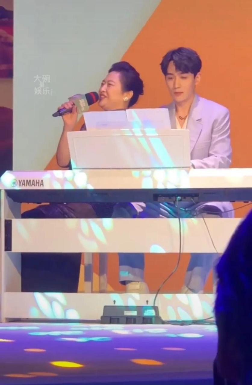 她与朱一龙表演节目,一个唱歌,一个弹琴.