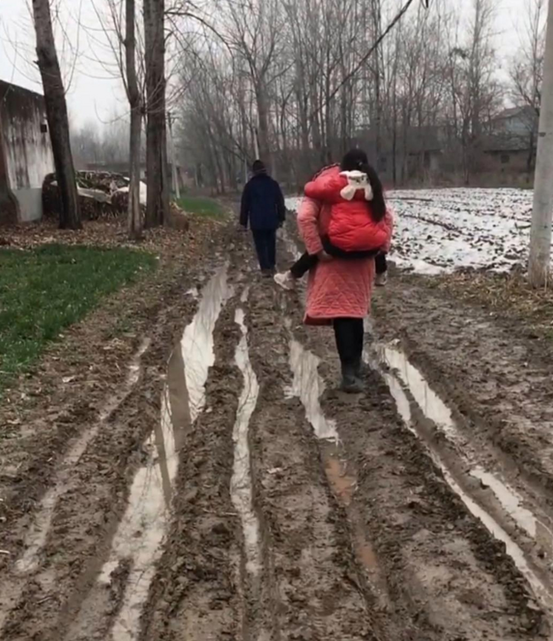 母亲背小孩感人图片图片