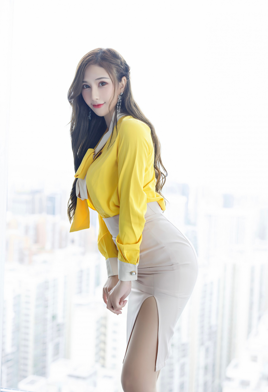 黄色衬衣搭配米白包臀短裙,丰满诱人的身段妩媚多姿,曼妙身姿迷人诱惑