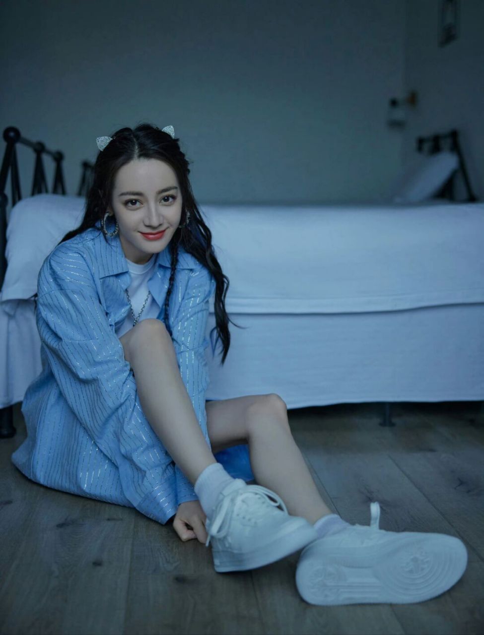 迪丽热巴 蓝调情绪氛围感大片 迪丽热巴俏皮编发与蓝衬衫 清爽元气的