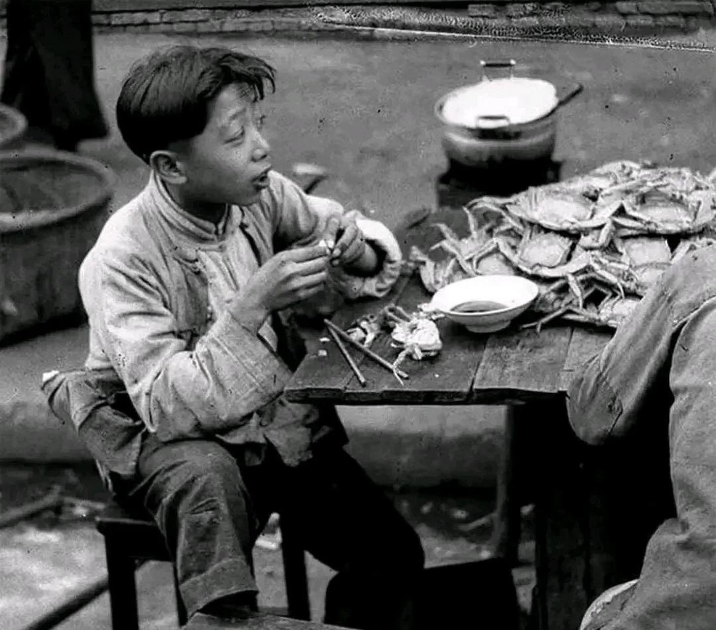 老照片:1945年,上海贫困家庭靠吃大闸蟹度日.