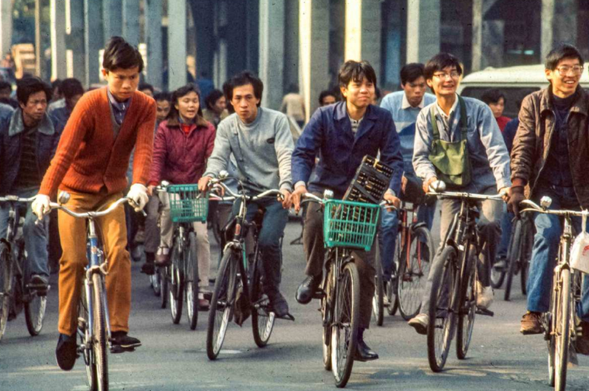 1986年,街头上骑车上班的自行车大军