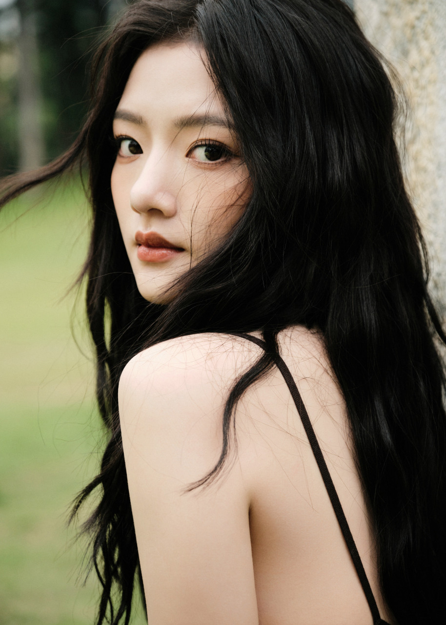 赤足在草地上奔跑的夏日少女! #明星热点快讯#  #任敏#  #娱乐