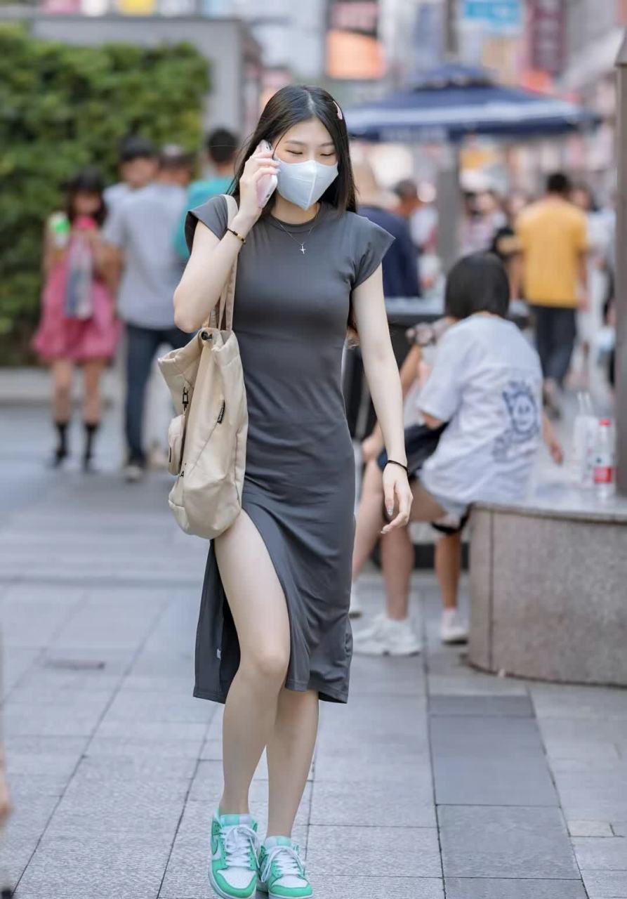 街拍中时尚达人的个性风格#街拍看见搭#[得意][三哈][坏笑]