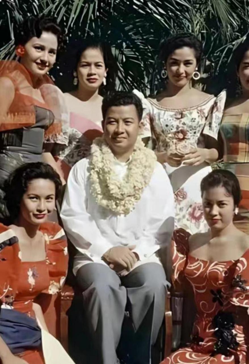 西哈努克亲王和6位王妃拍了一张合影,每位王妃都十分美丽动人,并且有