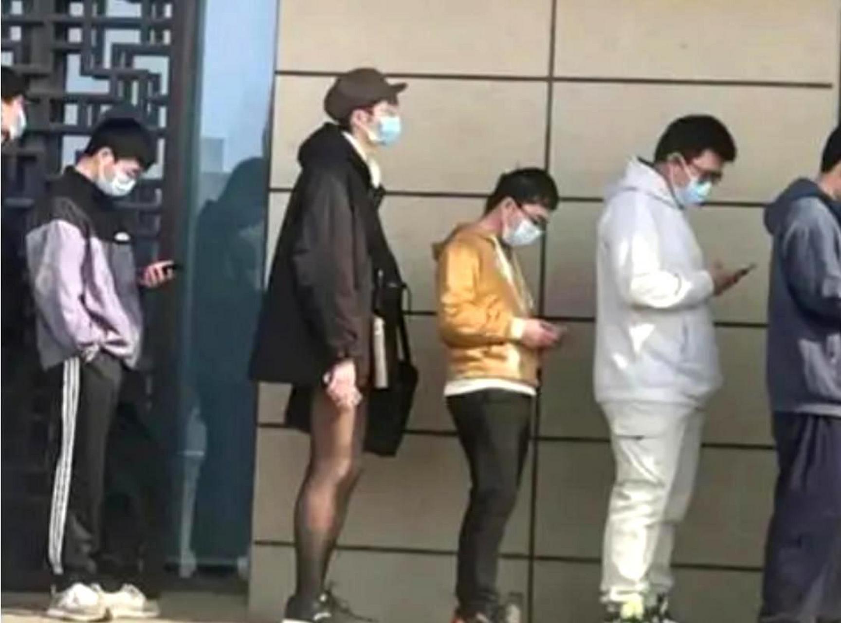 小哥哥的腿毛非常茂盛,看起来就像黑色的丝袜.