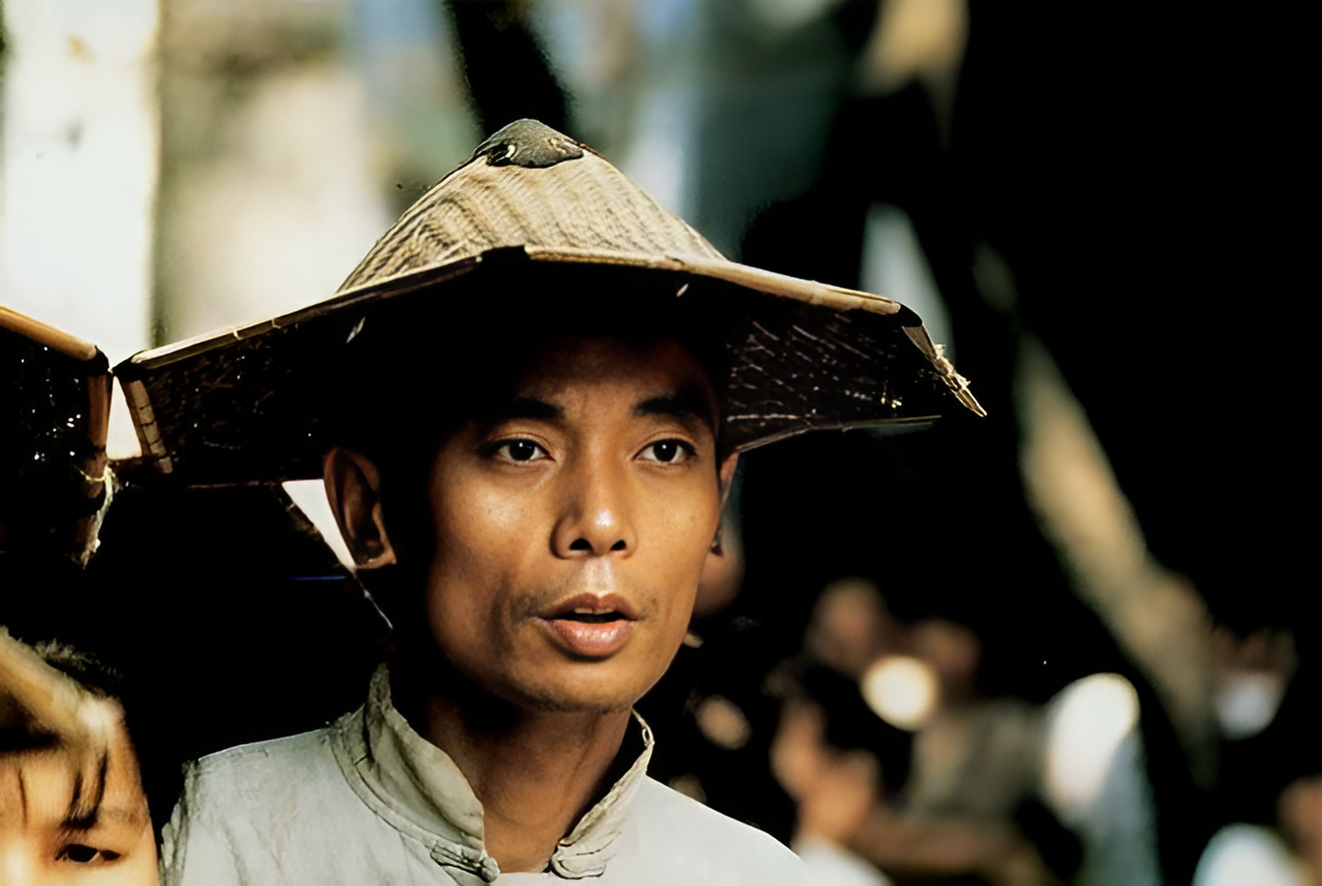 1992年,张艺谋想要拍摄电影《活着》,葛优最初不想参演,因为他认为