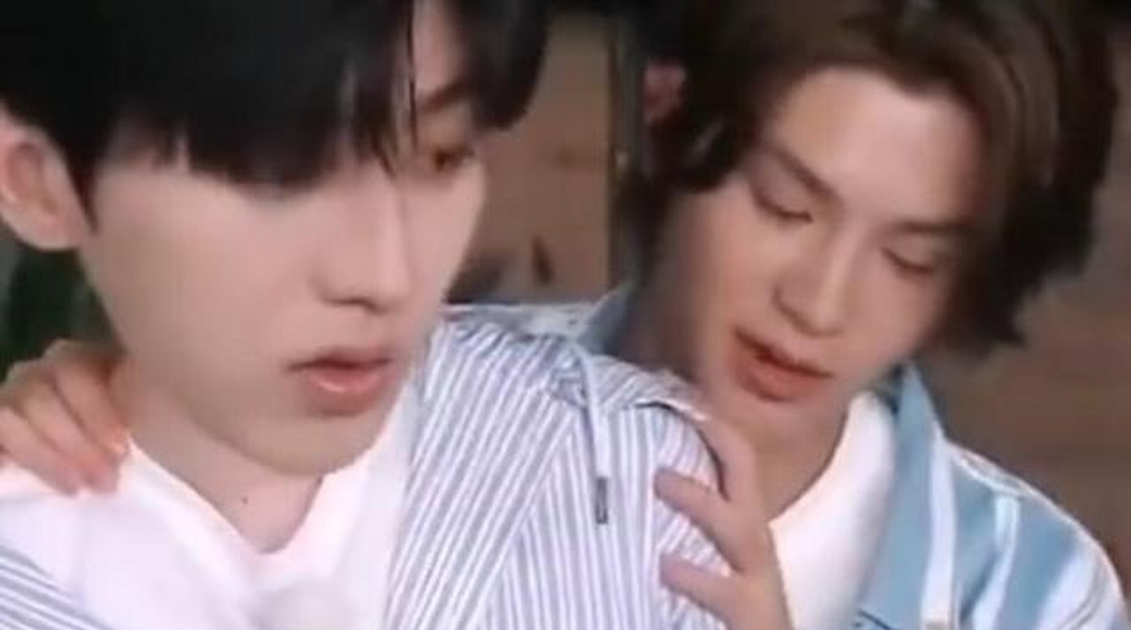 叫队长不合适,叫蔡徐坤太生疏,有谁注意到黄明昊对蔡徐坤的称呼,网友