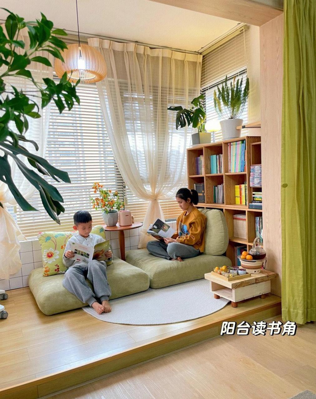 四口之家没有书房,阳台改成读书角帮了大忙 孩子的学习桌,也有地方放