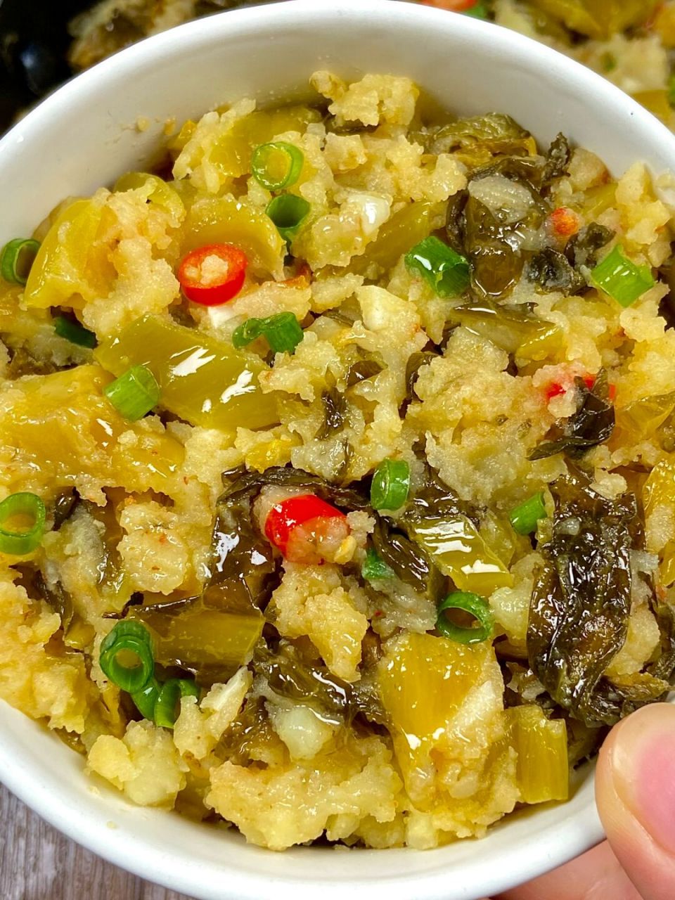 酸菜土豆泥真的巨好吃 昨天在公司看到云南同事带了这个老奶洋芋,说是