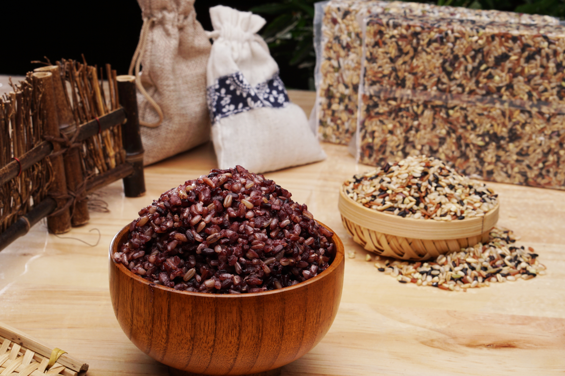 七色糙米是一种由不同颜色的糙米(由黑香米,红香米,香糙米,荞麦仁