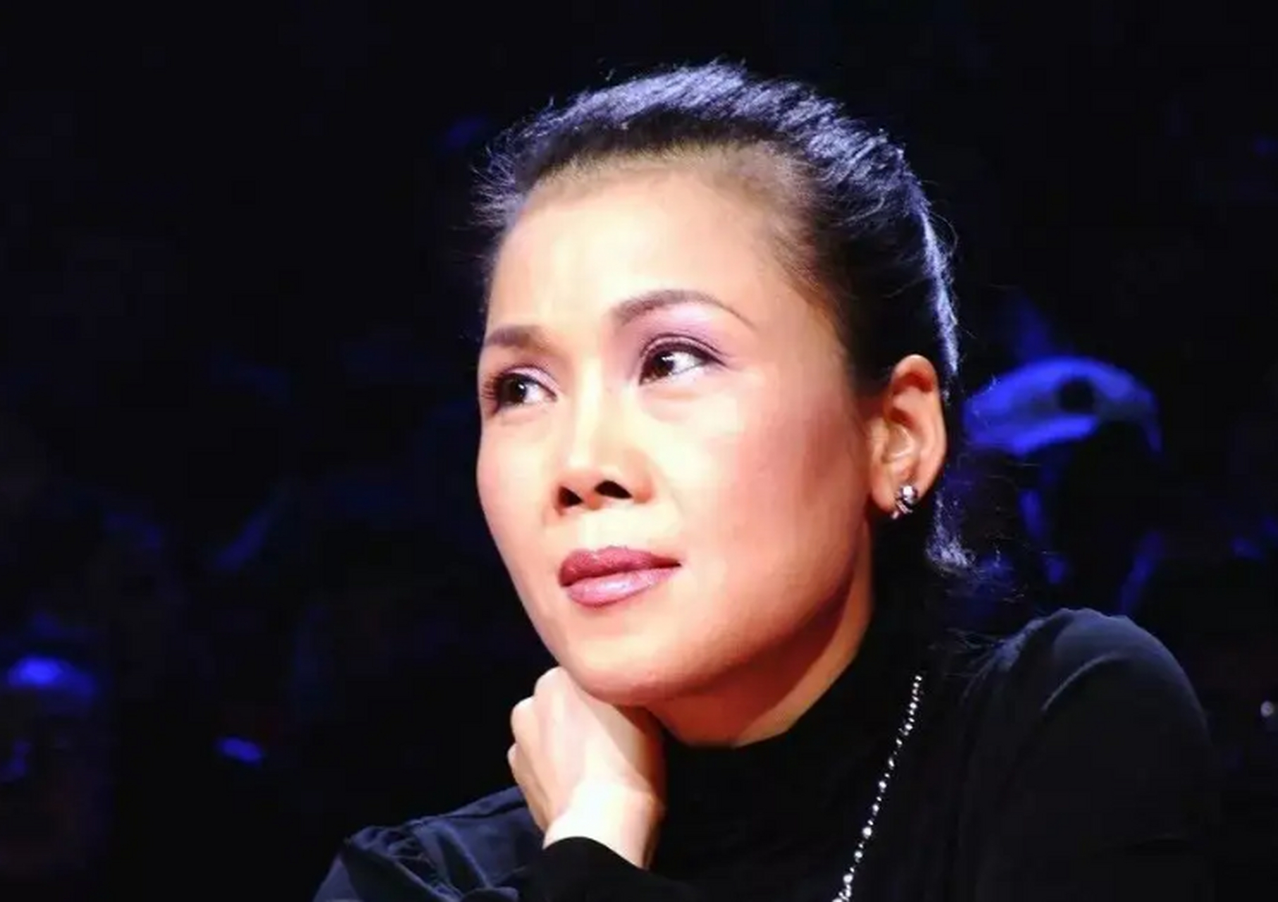 这位实力派女歌手一直以来都是音乐界的热点人物,她的举动立刻引起了