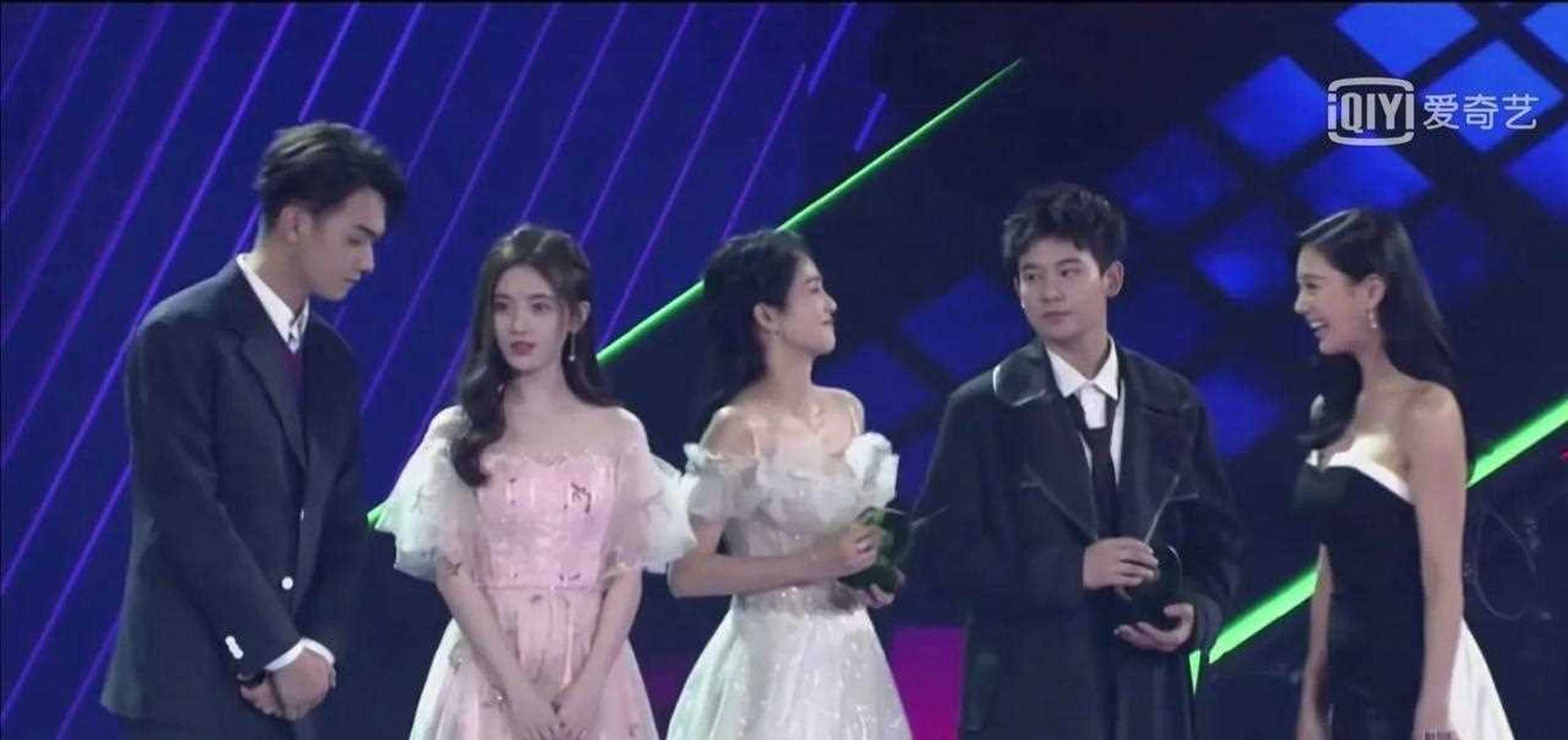 四千年美女鞠婧祎和白鹿同框了,网友说两个人长得有点像,真没看出来