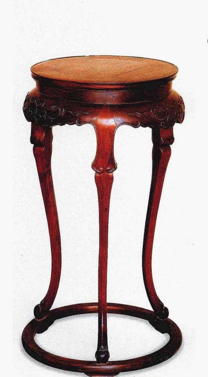 收藏家王世襄先生在《明式家具研究》中写道"富贵之家,或置厅堂,上陈