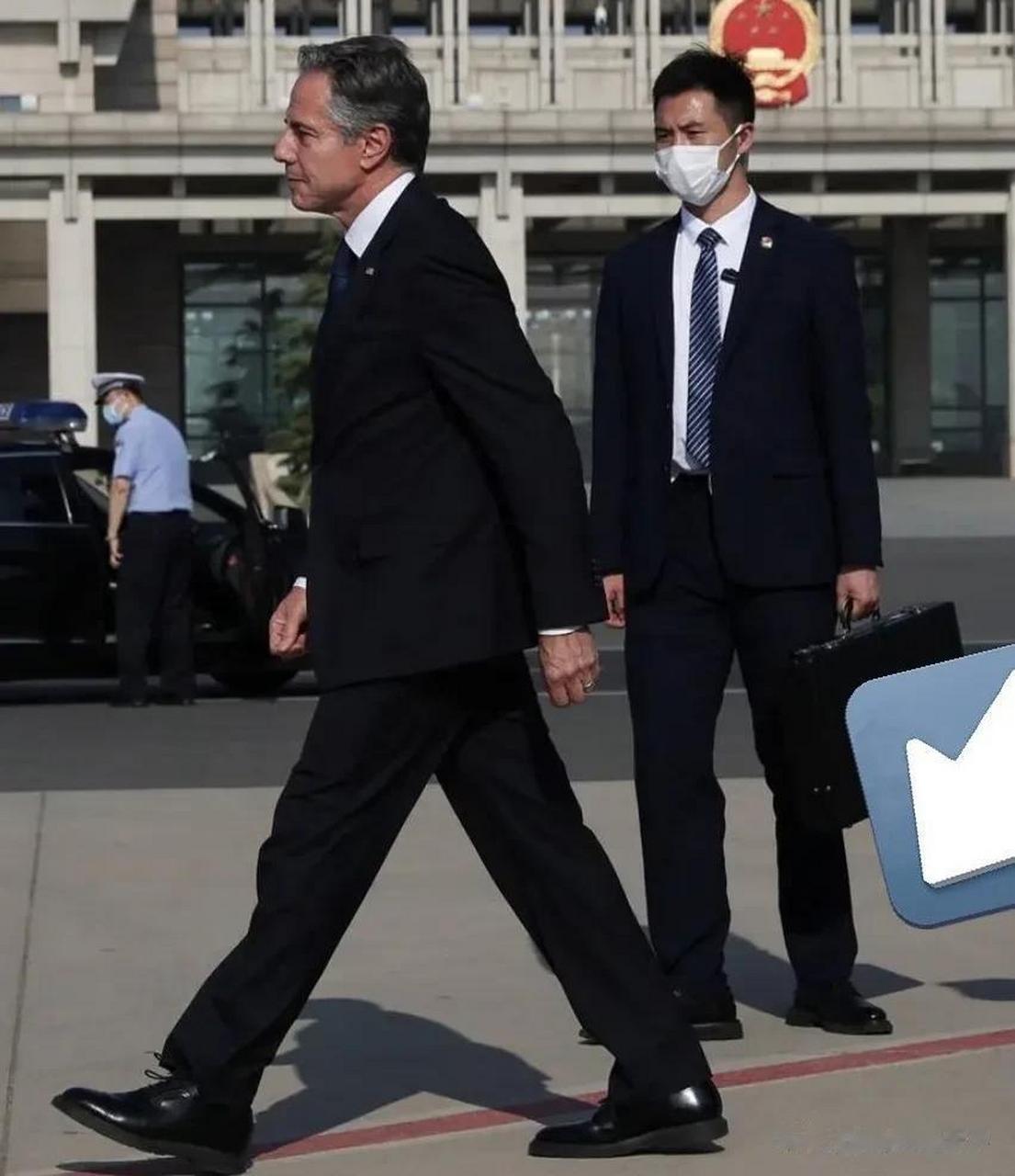 国务卿布林肯首次访华,下飞机没有红地毯,反而被划了"红线",美国媒体