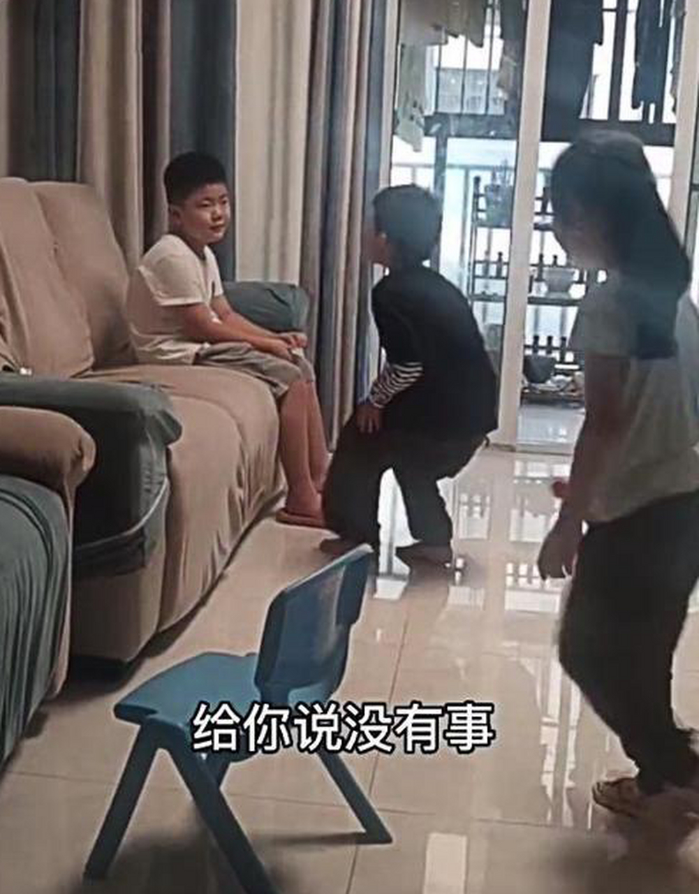 一脸的生无可恋,孩子你也是自投罗网啊