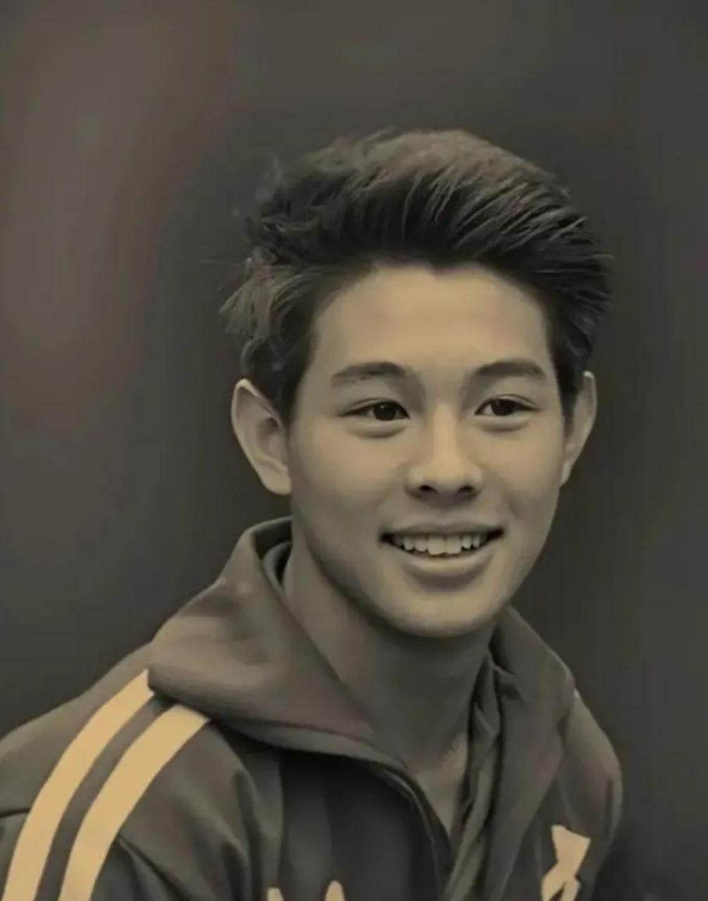 一张80年代初帅哥的照片! 一身运动装,阳光帅气,笑容自信!