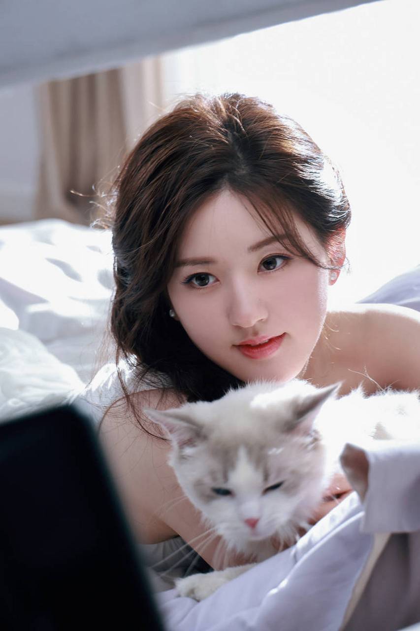 赵露思白色露肩裙,化身花仙子优雅迷人!