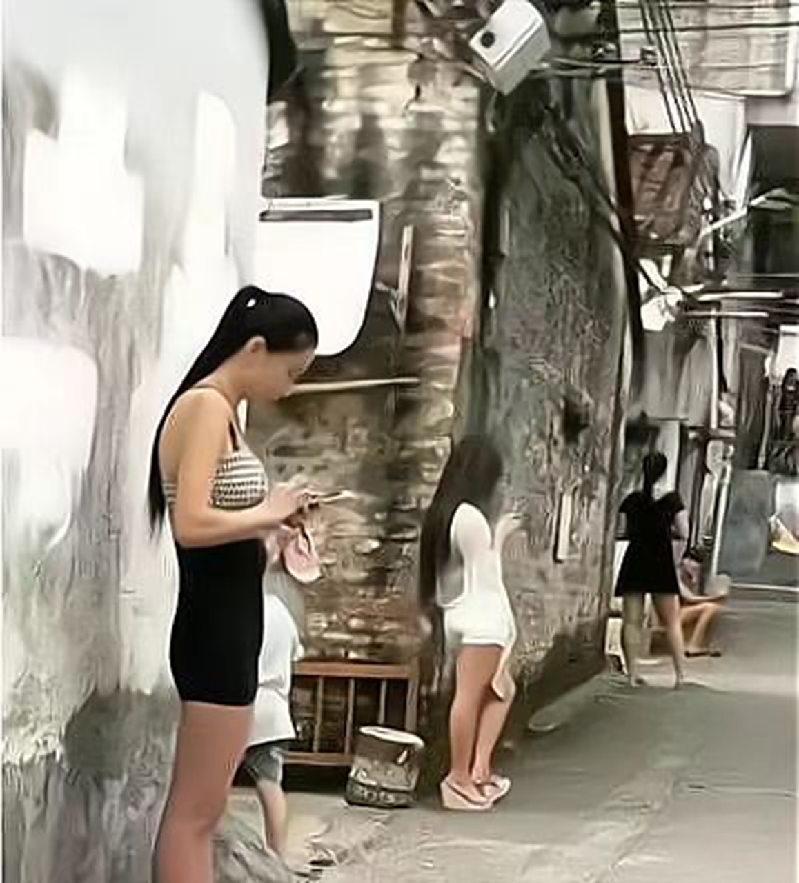 20年前的一张老照片,三个女子在南京某城市的小巷子内,靠着斑驳破旧的