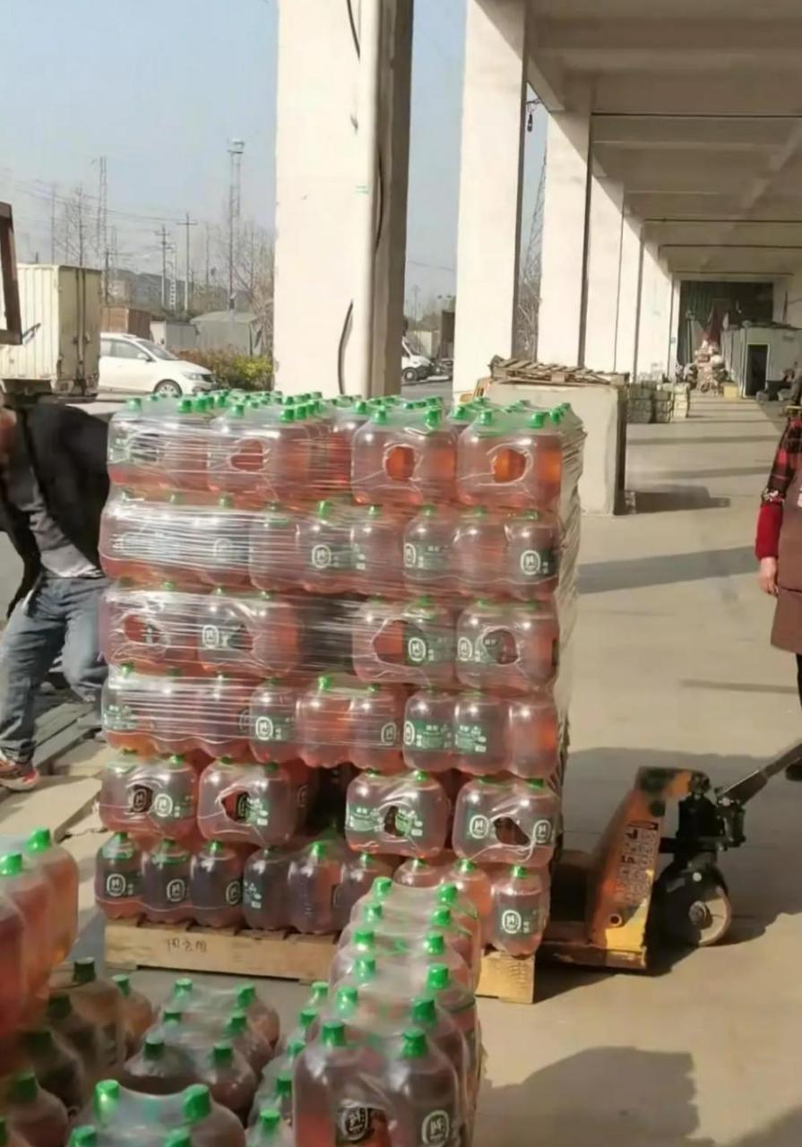 小姑娘才17岁,就自己一个人搬一车饮料!