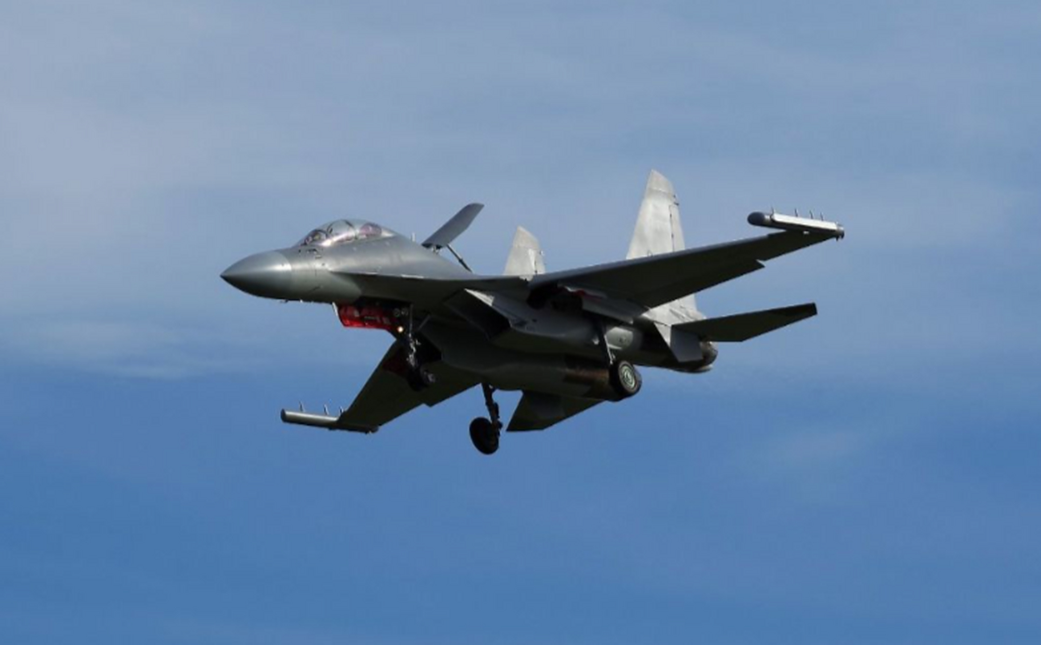 歼-16d电子战机有多猛?价格赶超歼20,台海上空如入无人之境!