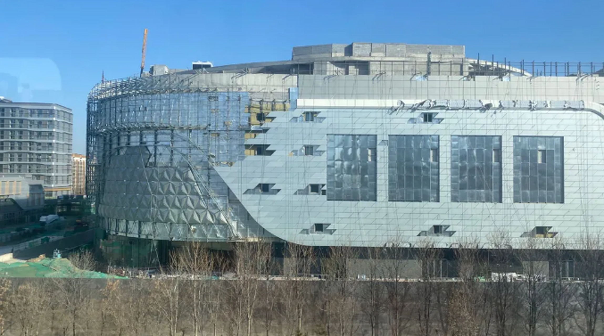 近日,房山新天街北面楼体的幕墙已经基本完工,整整齐齐的外立面.