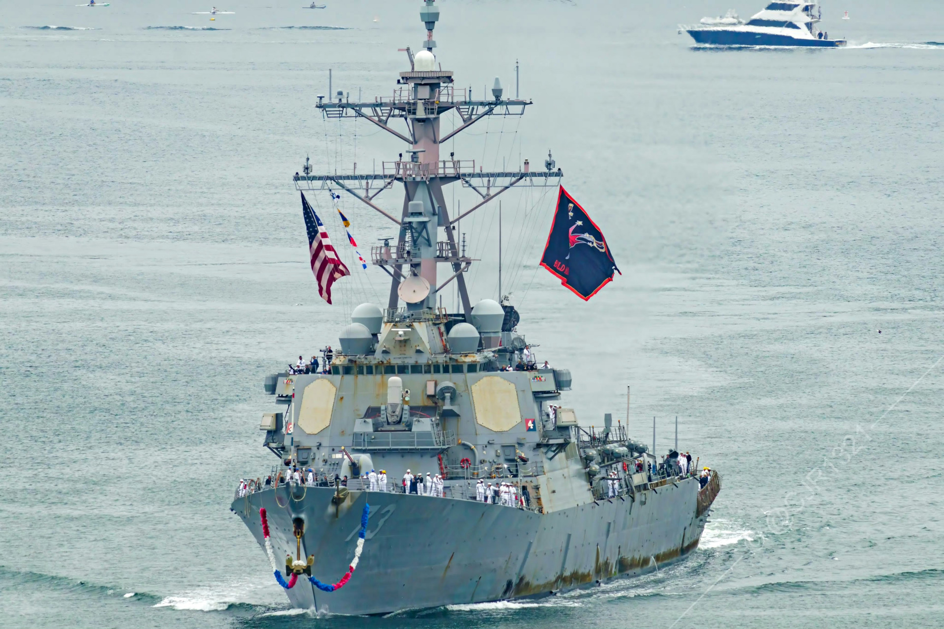 美国海军阿利伯克级导弹驱逐舰迪卡特号驱逐舰(ddg-73),这艘军舰1996